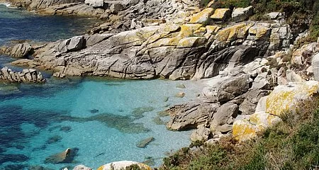 Aguas cristalinas en una cala rocosa de las Rías Baixas_41