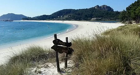 Anchor on the beach of the Cíes Islands surrounded by dunes._136