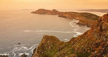 Atardecer en las Rías Baixas con vistas panorámicas al océano_40