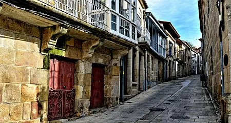 Calle empedrada en el casco histórico de Pontevedra._147