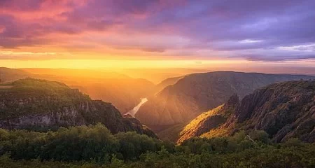 Cañones del Sil al amanecer, un paisaje emblemático de Galicia._308