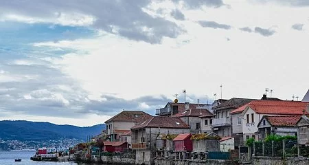 Casas tradicionales en Combarro junto a la ría._142