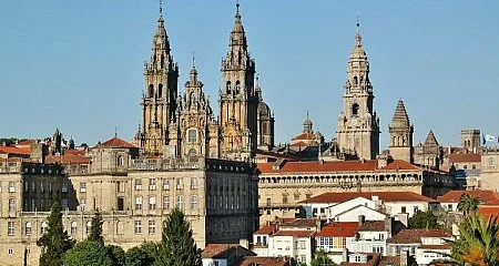 Catedral de Santiago de Compostela rodeada de su casco histórico._135