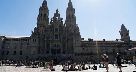 Fachada de la Catedral de Santiago de Compostela bajo un cielo despejado._315