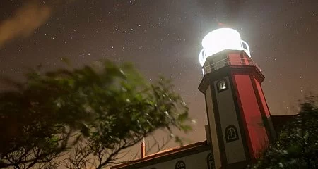 Faro iluminado por la noche en las Rías Baixas_42