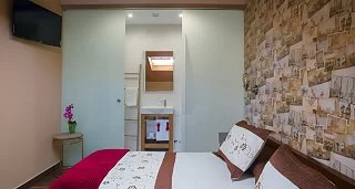 French Way from Sarria in Hostels and Traditional Galician Lodgings