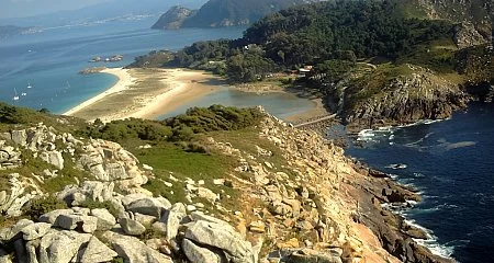 Panoramic views of the Cíes Islands from a cliff_7