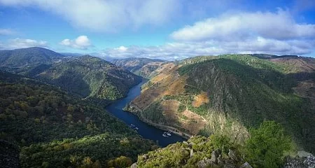 Panorámica de los Cañones del Sil y el río en Galicia._309