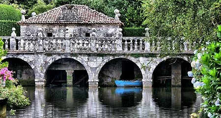 Pazo gallego con un puente y vegetación en las Rías Baixas_47