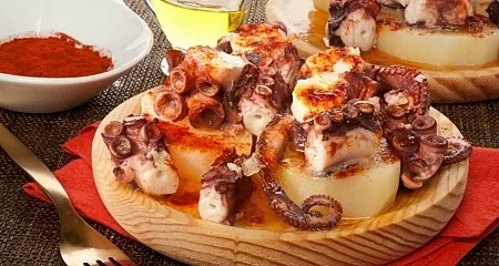 Plato de pulpo a la gallega con pimentón y aceite de oliva._310