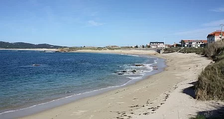 Playa de arena blanca en las Rías Baixas con el mar en calma_46