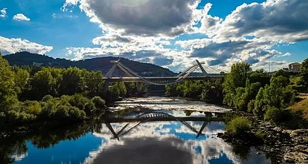 Puente del Milenio reflejado en el río Miño en Ourense._348