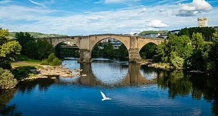 Puente romano Ponte Vella sobre el río Miño en Ourense._347