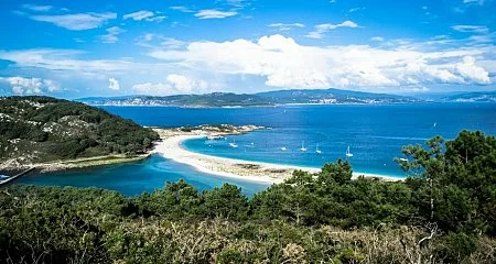 Rodas Beach on the Cíes Islands with turquoise waters and white sand_359