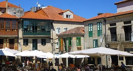 Terraces and architecture in Plaza de la Leña, Pontevedra._343