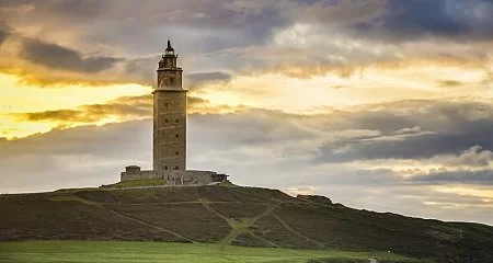 Torre de Hércules en A Coruña al atardecer._326