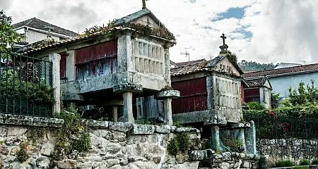 Traditional granaries by the sea in Combarro._325