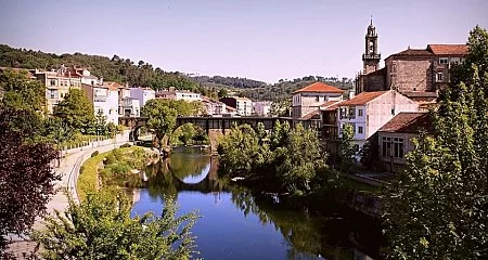 View of the river and historic bridge in Allariz, Ourense._328