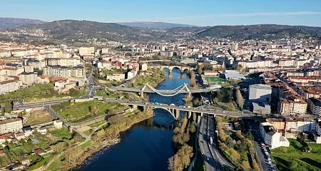 Vista aérea de Ourense con el río Miño y sus puentes._349